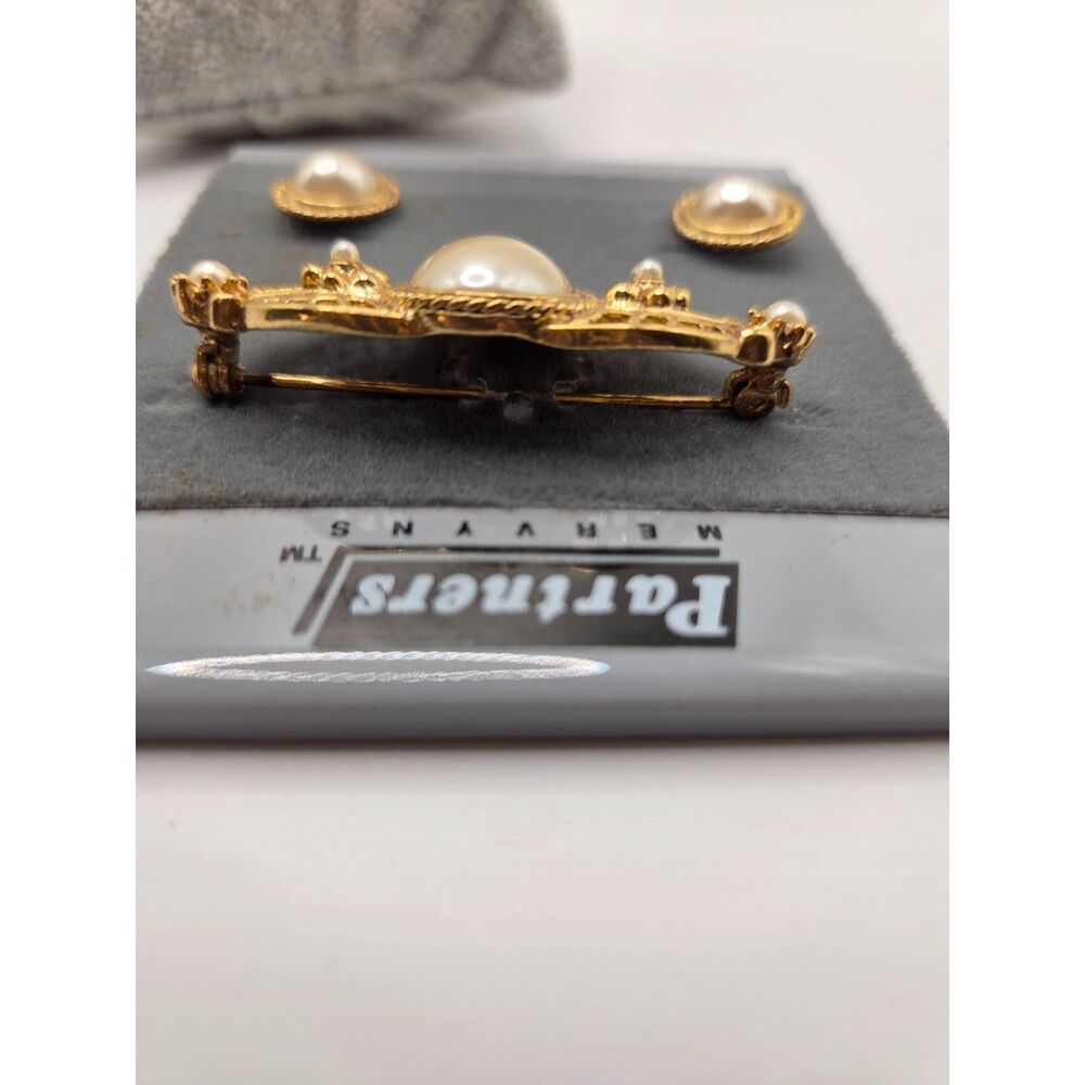 1829. Vintage New on Card Gold Tone Brooch Pin and Earring Set